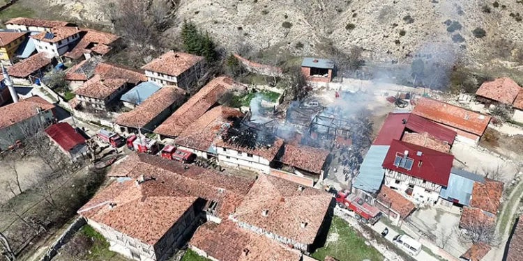 Kastamonu’da çıkan yangında 2 ev, 1 araç yandı