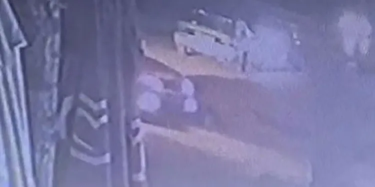 Konya’da otomobilin altında kalan yayayı vatandaşlar kurtarıldı