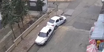 El freni çekilmeyen otomobil hareket ederek park halindeki otomobile çarptı