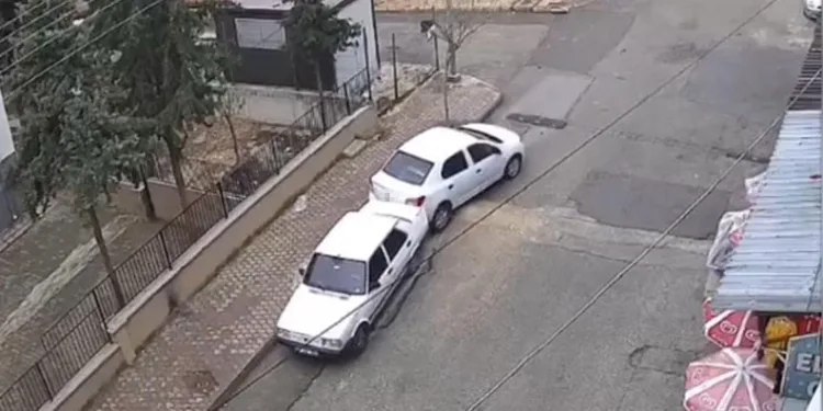 El freni çekilmeyen otomobil hareket ederek park halindeki otomobile çarptı