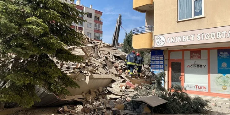 Konya’da yıkım aşamasındaki 6 katlı bina çöktü