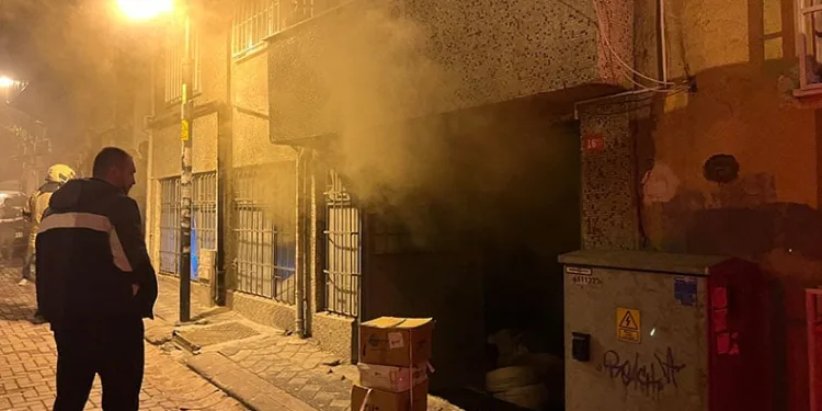 Zeytinburnu’nda kılıf imalathanesinde yangın