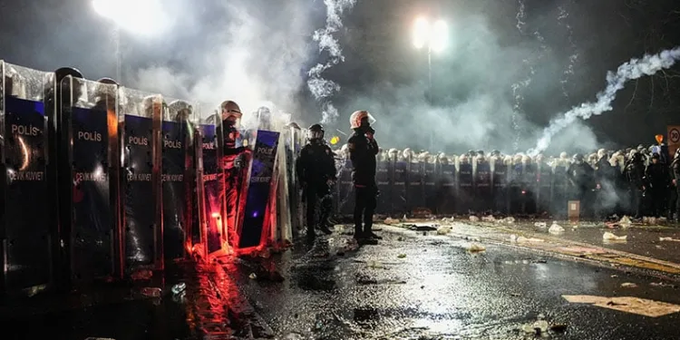 Saraçhane’den Taksim’e yürümek isteyen grup polise su şişesi fırlattı