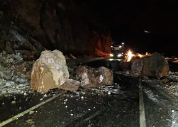 Artvin-Ardahan karayolunda heyelan
