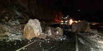 Artvin-Ardahan karayolunda heyelan