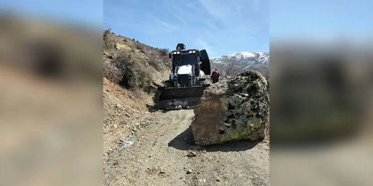 Elazığ’da yola düşen kaya parçaları kaldırıldı