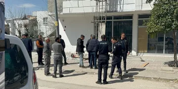 Halatları kopan iskele devrildi: 2 ağır yaralı