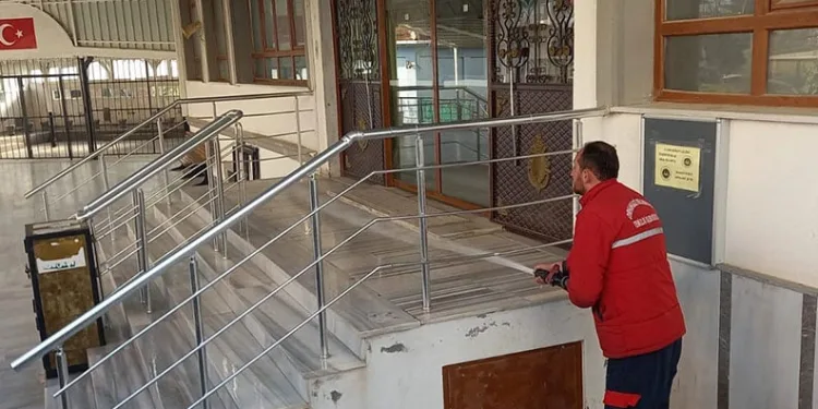 Bayram Öncesi Camilerde Temizlik Çalışması: