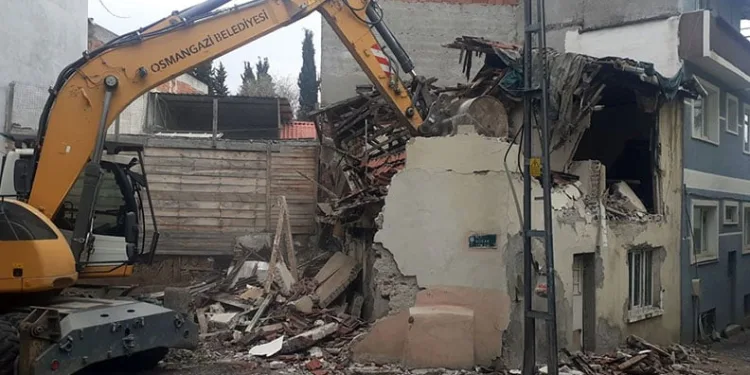 Osmangazililerin güvenliği için metruk binalar yıkılıyor