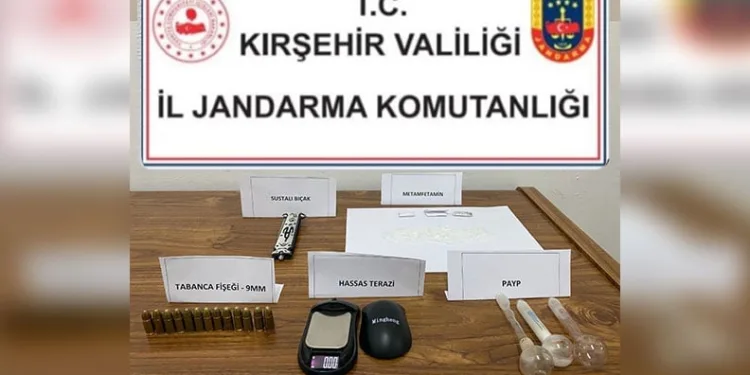 Bayburt’ta bir miktar uyuşturucu madde ve bir adet ruhsatsız tabanca ele geçirildi