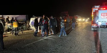 Adıyaman’da otomobil U dönüşü yapan tıra çarptı: 1 ölü, 1 yaralı