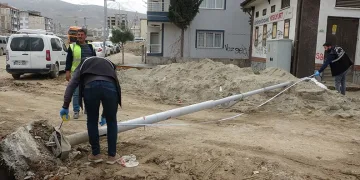 Aydınlatma direği üzerine düşen işçi yaralandı