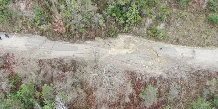 Kastamonu’da heyelan sebebiyle yol göçtü