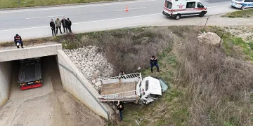Çalıntı kamyonetle şarampole uçtu