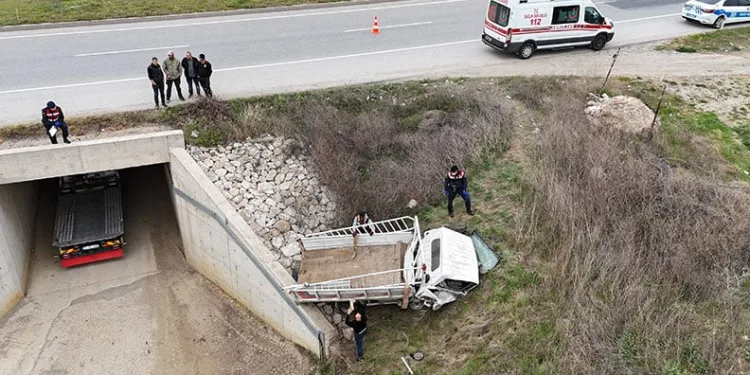Çalıntı kamyonetle şarampole uçtu