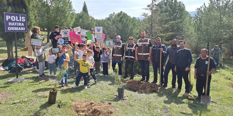 Emniyet personeli ve öğrenciler birlikte fidan dikti