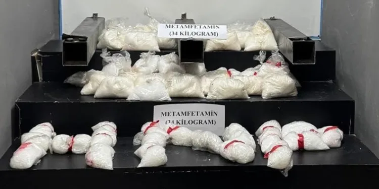 Çukurca’da araçta gizlenmiş 34 kilogram uyuşturucu ele geçirildi