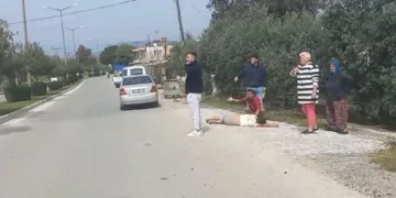Takla atan otomobilden dışarı fırladı
