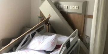 Tedavi gördüğü hastanede başına cisim düşen hasta yaralandı