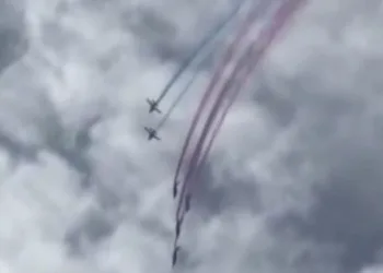 Fransa’da 2 gösteri uçağı havada çarpıştı