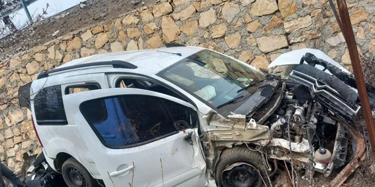 Elazığ’da hafif ticari araç şarampole uçtu: 4 yaralı