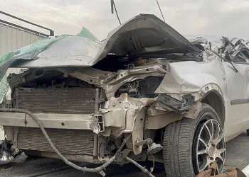 Kontrolden çıkan otomobil tırın altına girdi: 1 yaralı