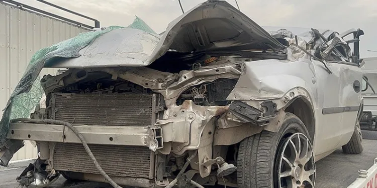 Kontrolden çıkan otomobil tırın altına girdi: 1 yaralı