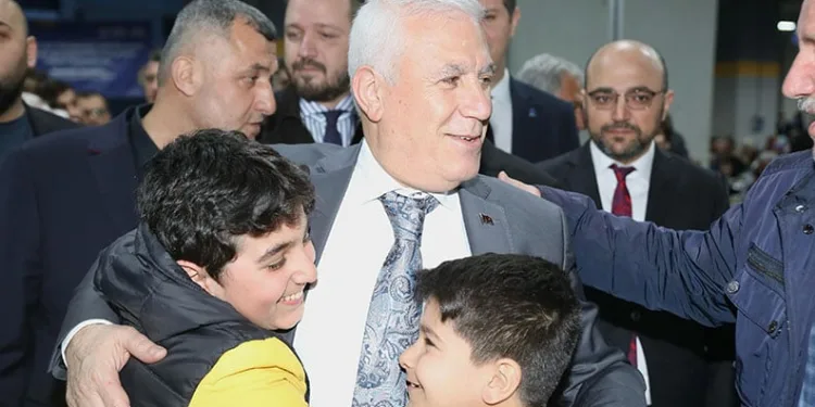 Bozbey’den gençlere halı saha müjdesi
