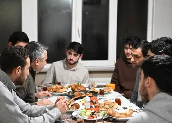 Oktay Yılmaz gençlerle sahur yaptı