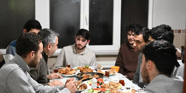Oktay Yılmaz gençlerle sahur yaptı