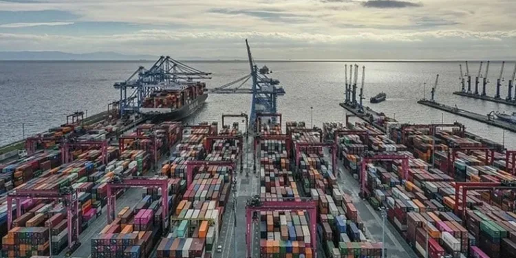 Dış ticaret açığı şubatta yüzde 14,8 arttı