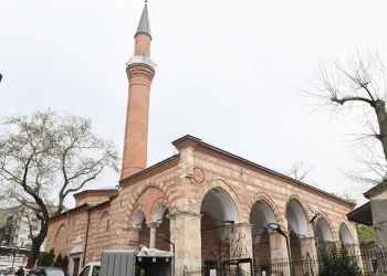 Bursa’da mezarlık ve camiler bayrama hazır