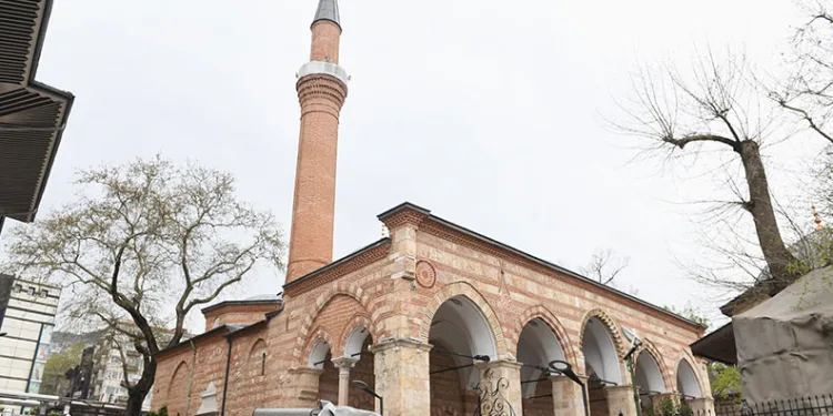 Bursa’da mezarlık ve camiler bayrama hazır