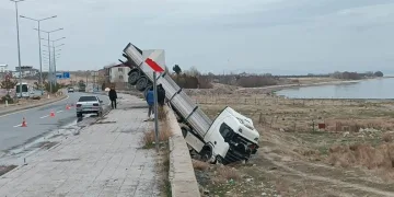Kontrolden çıkan tır asılı kaldı: 1 yaralı