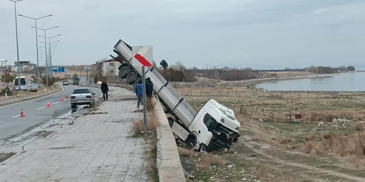 Kontrolden çıkan tır asılı kaldı: 1 yaralı
