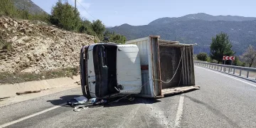 Antalya’da inşaat malzemesi yüklü kamyonet devrildi: 2 yaralı