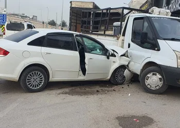 Bursa’da otomobil kamyonete çarptı: 1 yaralı