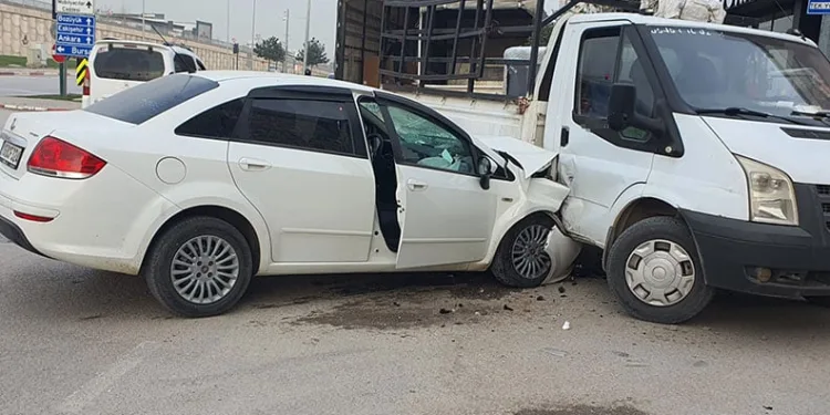 Bursa’da otomobil kamyonete çarptı: 1 yaralı