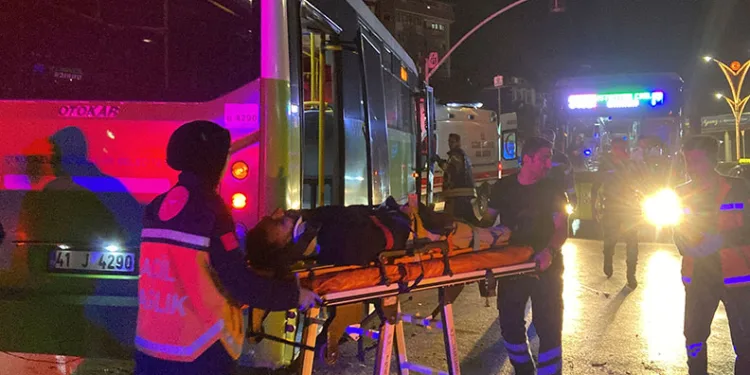 Otomobil, özel halk otobüsüne çarptı: 3 yaralı