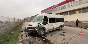 Tır ile çarpışan işçi servisinde 8 kişi yaralandı
