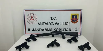 Antalya’da ruhsatsız silah operasyonun: 2 gözaltı