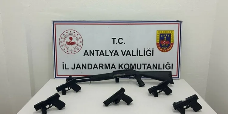 Antalya’da ruhsatsız silah operasyonun: 2 gözaltı