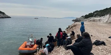 İzmir’de 24 göçmen ve 1 göçmen kaçakçısı yakalandı