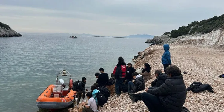 İzmir’de 24 göçmen ve 1 göçmen kaçakçısı yakalandı