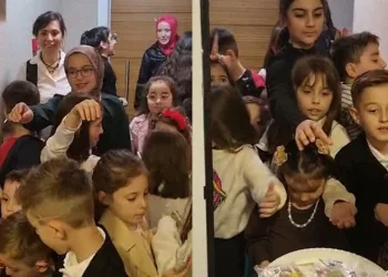 Bursa’da çocuklar kapı kapı bayramlaştı