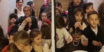 Bursa’da çocuklar kapı kapı bayramlaştı