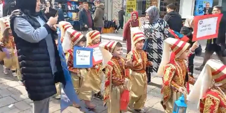 Minik yeniçerilerden Ramazan yürüyüşü