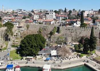 Tarihi Kaleiçi surları çökme tehlikesiyle karşı karşıya