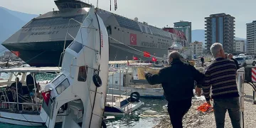 Kuvvetli fırtınayla alabora olan tekne vinçle kurtarıldı