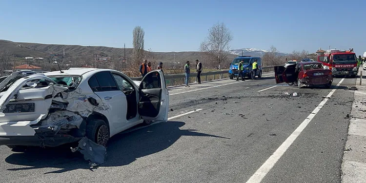 Yozgat’ta otomobiller kafa kafaya çarpıştı: 3’ü ağır 6 yaralı